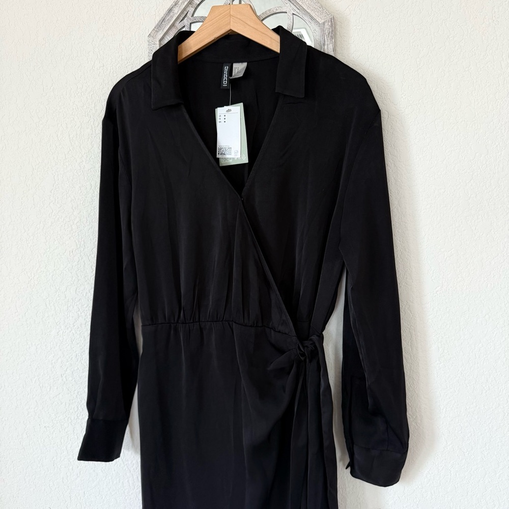 H&M • Jet Black Long Sleeve Notched Collar Dress - Picture 2 of 5